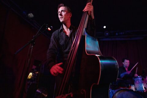 Simon Langhard plays the double bass on stage