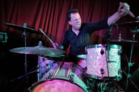 Jürg Luder plays the drums on stage