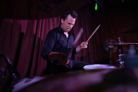 Jürg Luder plays the drums on stage