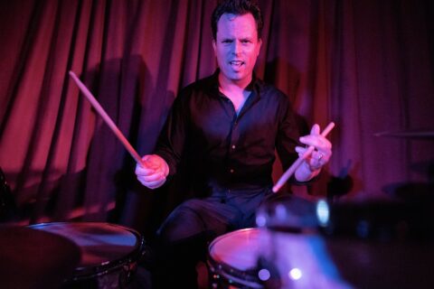 Jürg Luder plays the drums on stage