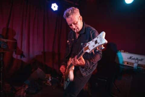 Hasu Langhart plays the guitar on stage