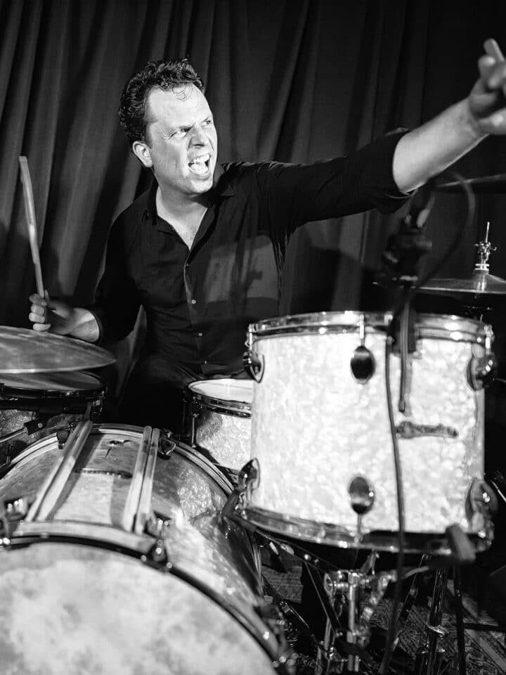 Jürg Luder plays the drums on stage